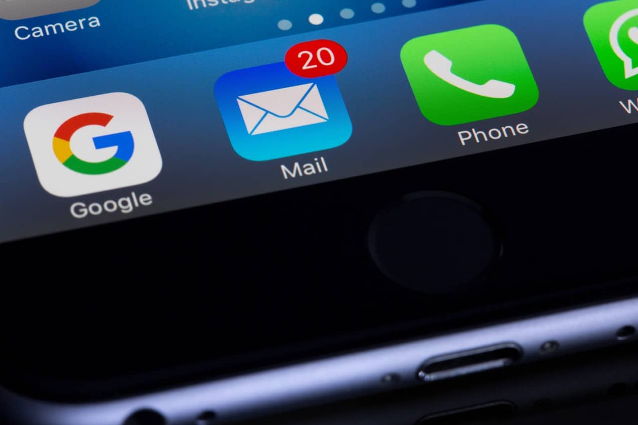 email app with notification bage on iphone